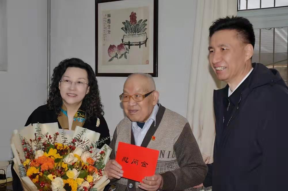 濟南產(chǎn)發(fā)集團黨委副書記、總經(jīng)理黃蓓走訪慰問離休老干部、老黨員